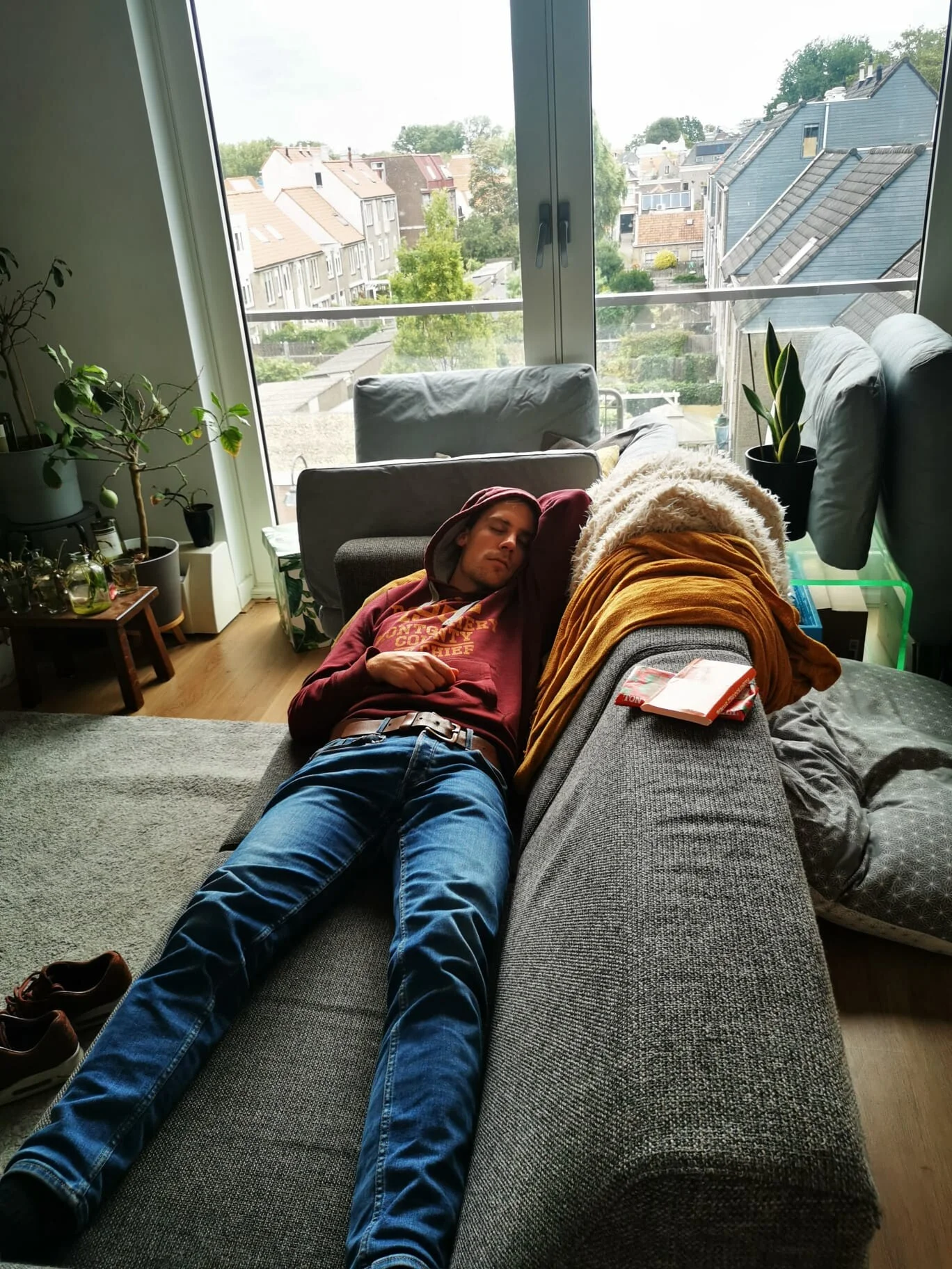 Overdag rusten op de bank bij het raam.